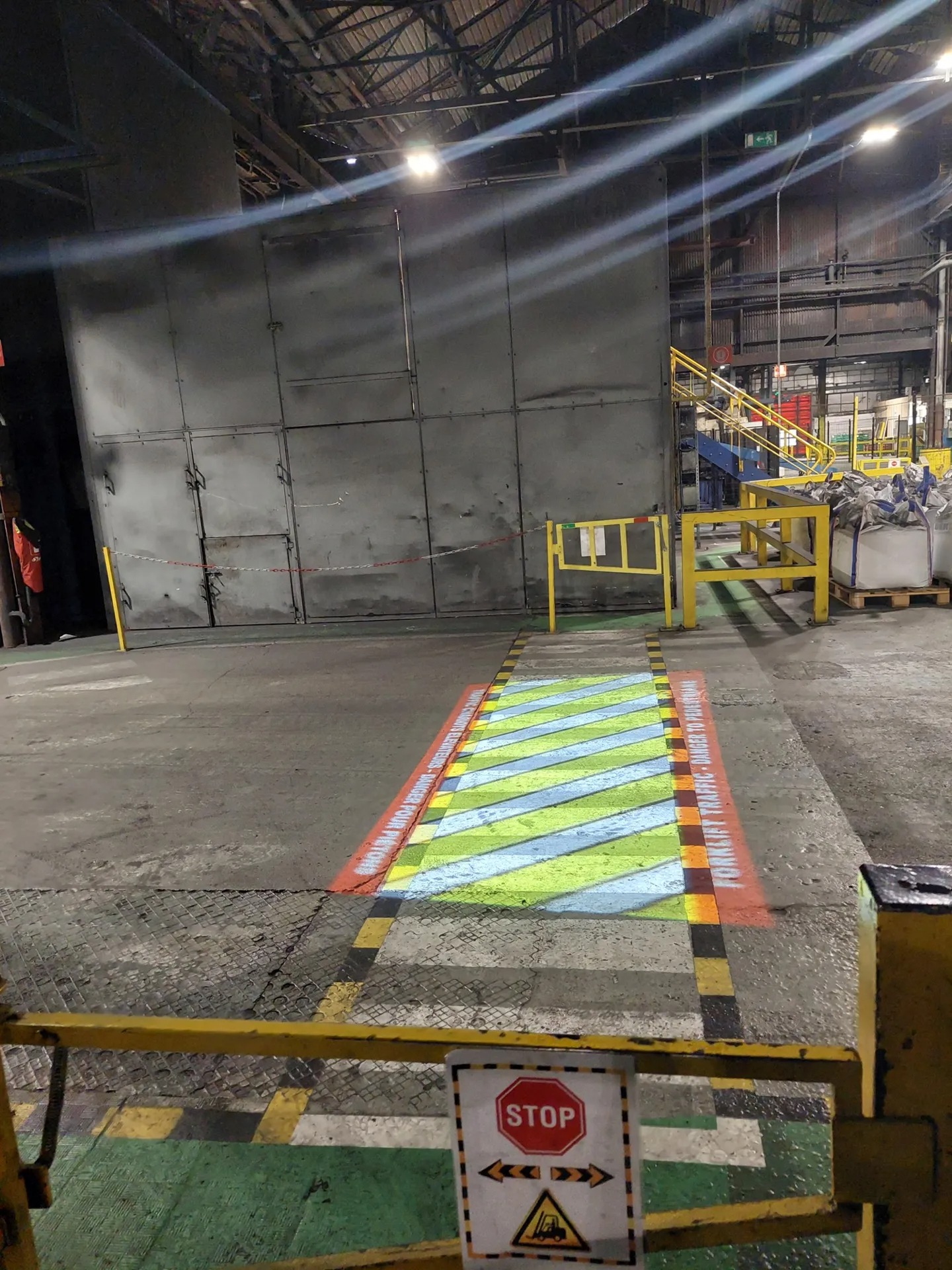 marquage-sol-industriel-passage-pieton marquage-sol-industriel-passage-pieton