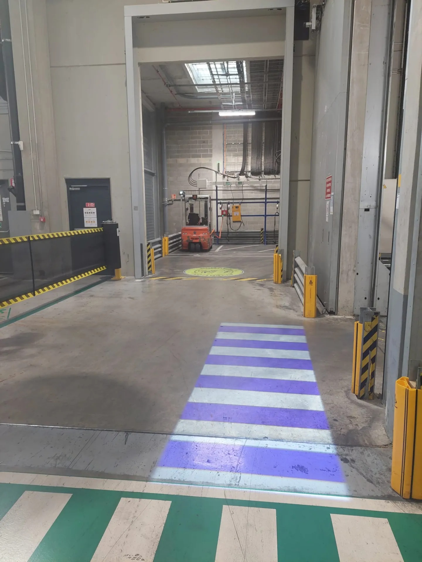 passage-pieton-virtuel-industrie-sol-projection passage-pieton-virtuel-industrie-sol-projection