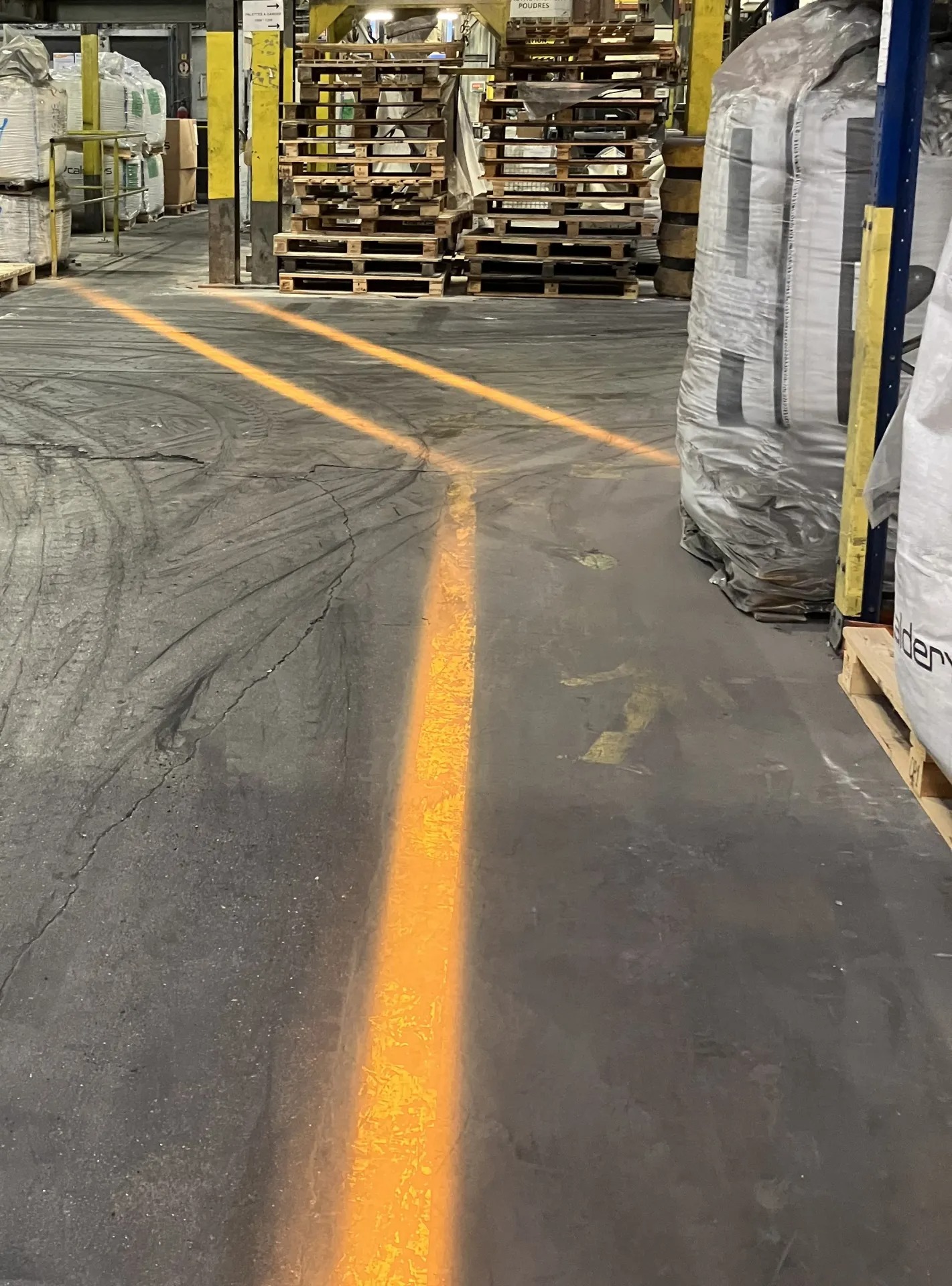 passage-pietons-projete-sol-usine passage-pietons-projete-sol-usine