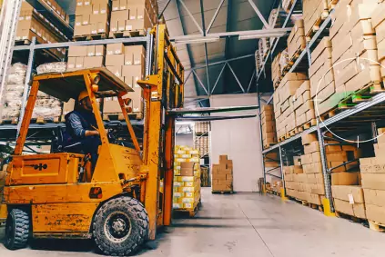 Réduire les Accidents de Chariots en Entrepôt : Préventions & Solutions