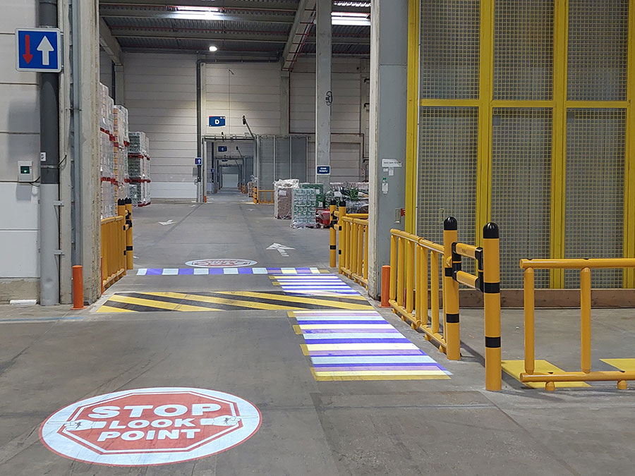 Réalisation de marquage et signalétique au sol pour les entreprises image 2