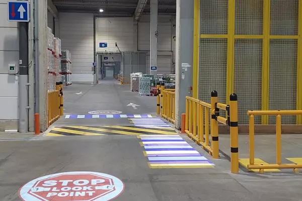 Réalisation de marquage et signalétique au sol pour les entreprises image 2