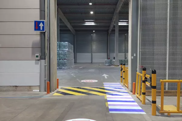 Réalisation de marquage et signalétique au sol pour les entreprises image 3
