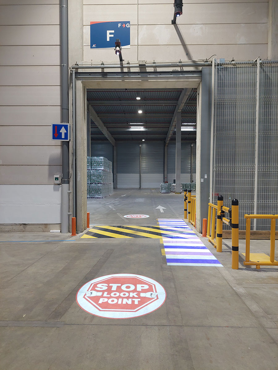 Réalisation de marquage et signalétique au sol pour les entreprises image 3