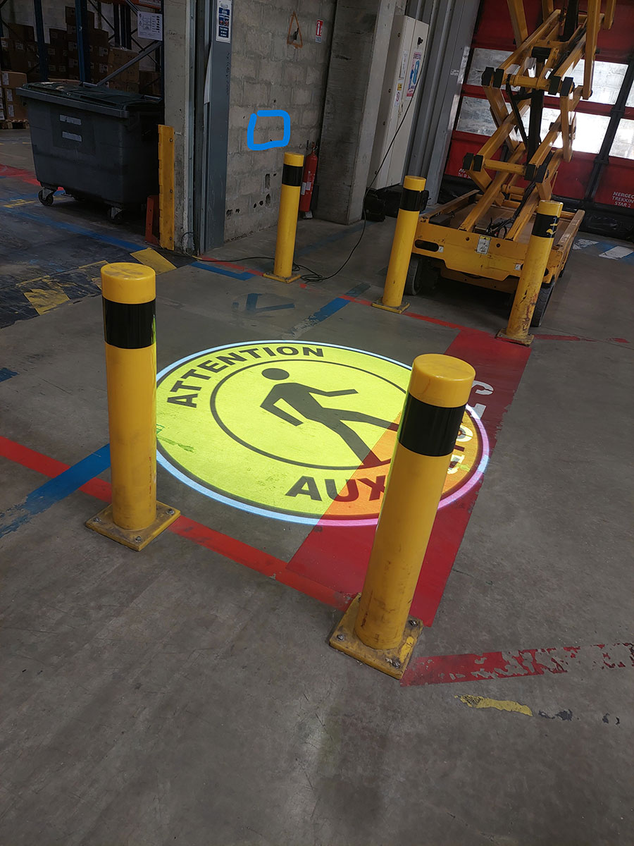 Proquai spécialiste de l'installation de projecteurs pour la signalétique au sol projetée en milieu industriel